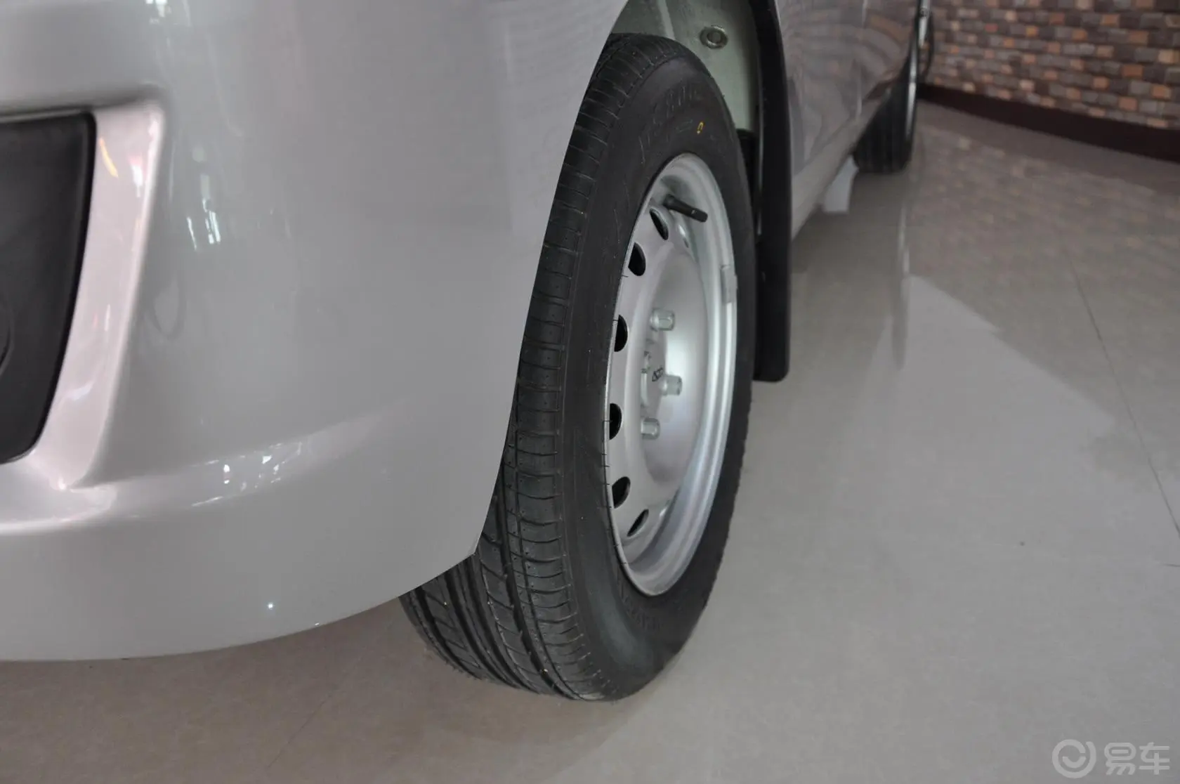 优优1.2L 手动 加长版 标准型轮胎花纹