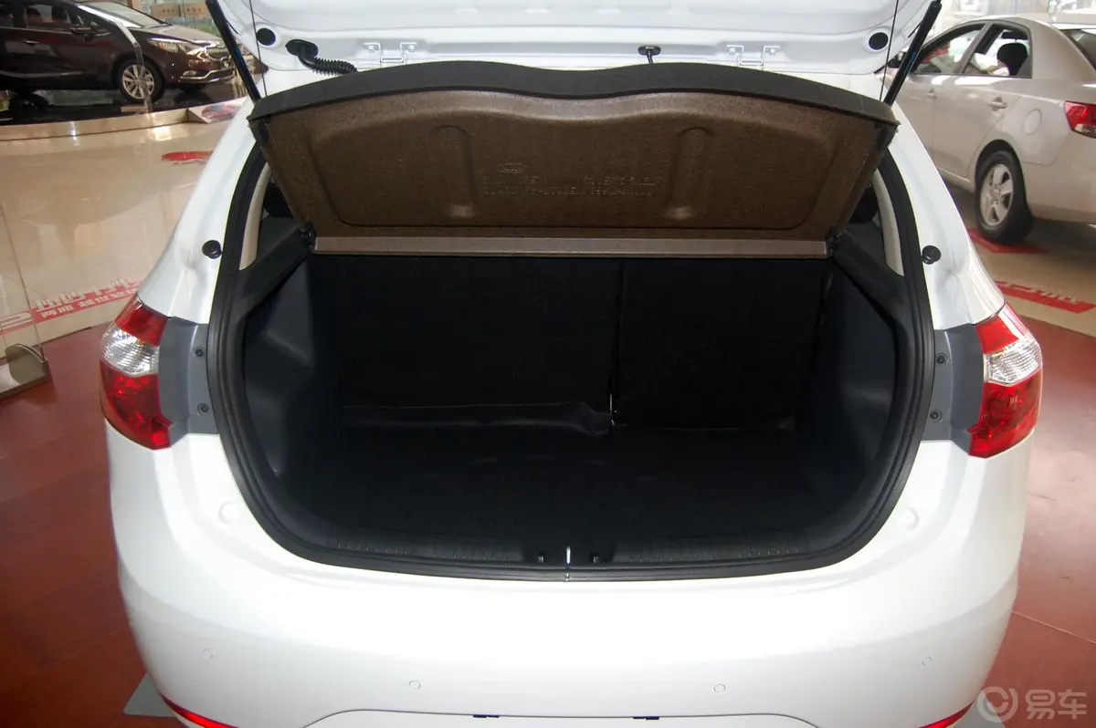 起亚K2两厢 1.6L 自动 Premium 纪念版行李箱空间