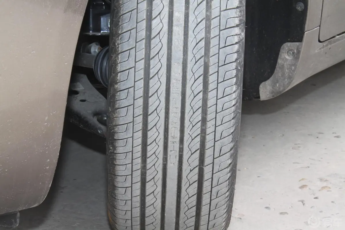 吉利EC82.0L 自动 尊贵型轮胎花纹