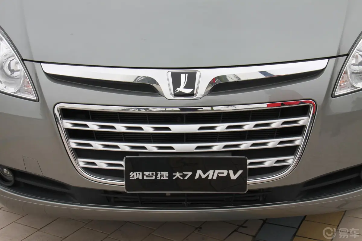 大7 MPV2.0T 手自一体 精英型前格栅侧俯拍