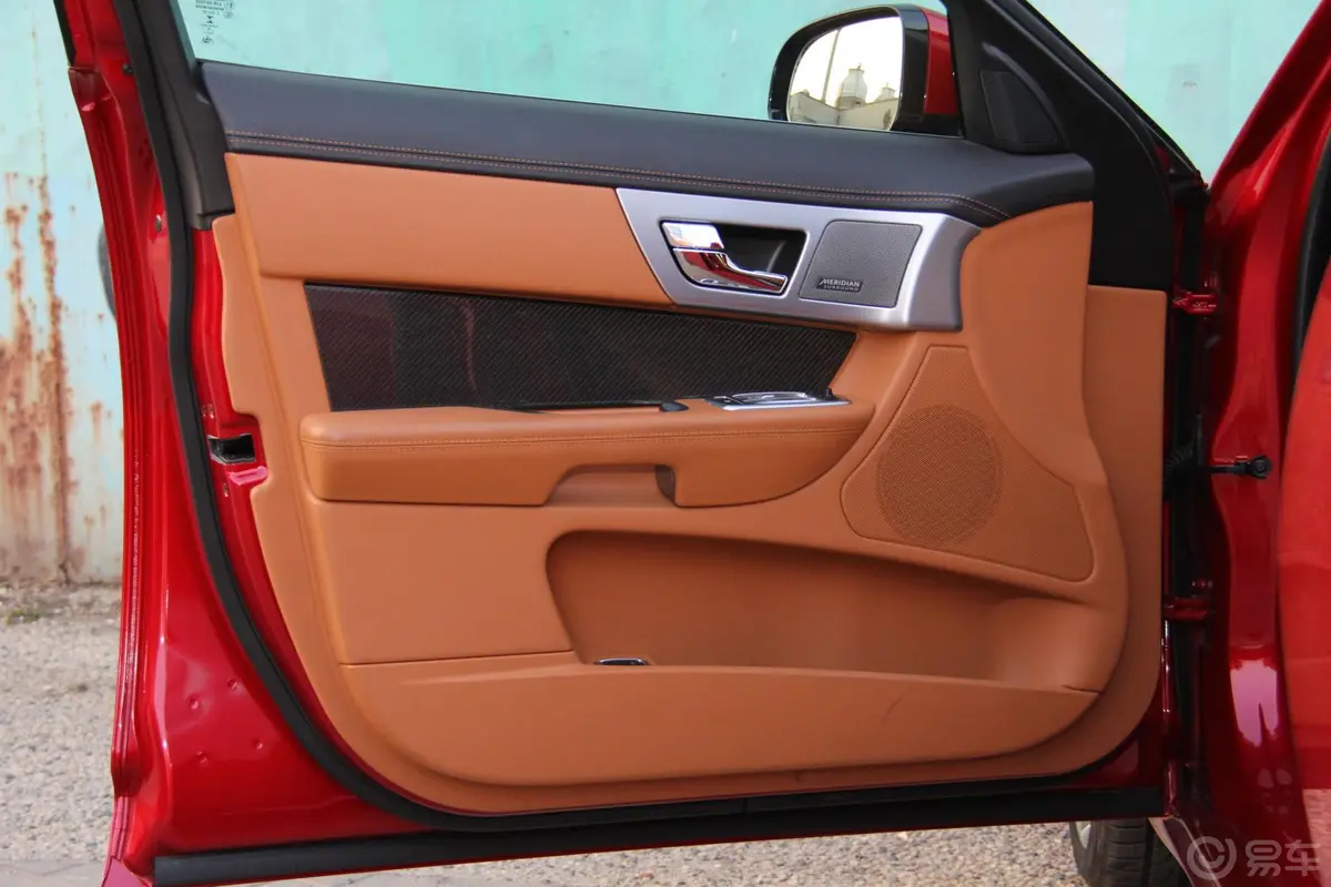 捷豹XF3.0SC 奢华版驾驶员侧车门内门板