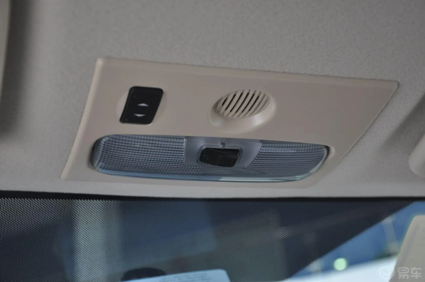 福克斯三厢 经典款 1.8L 自动 时尚型前排中央扶手箱