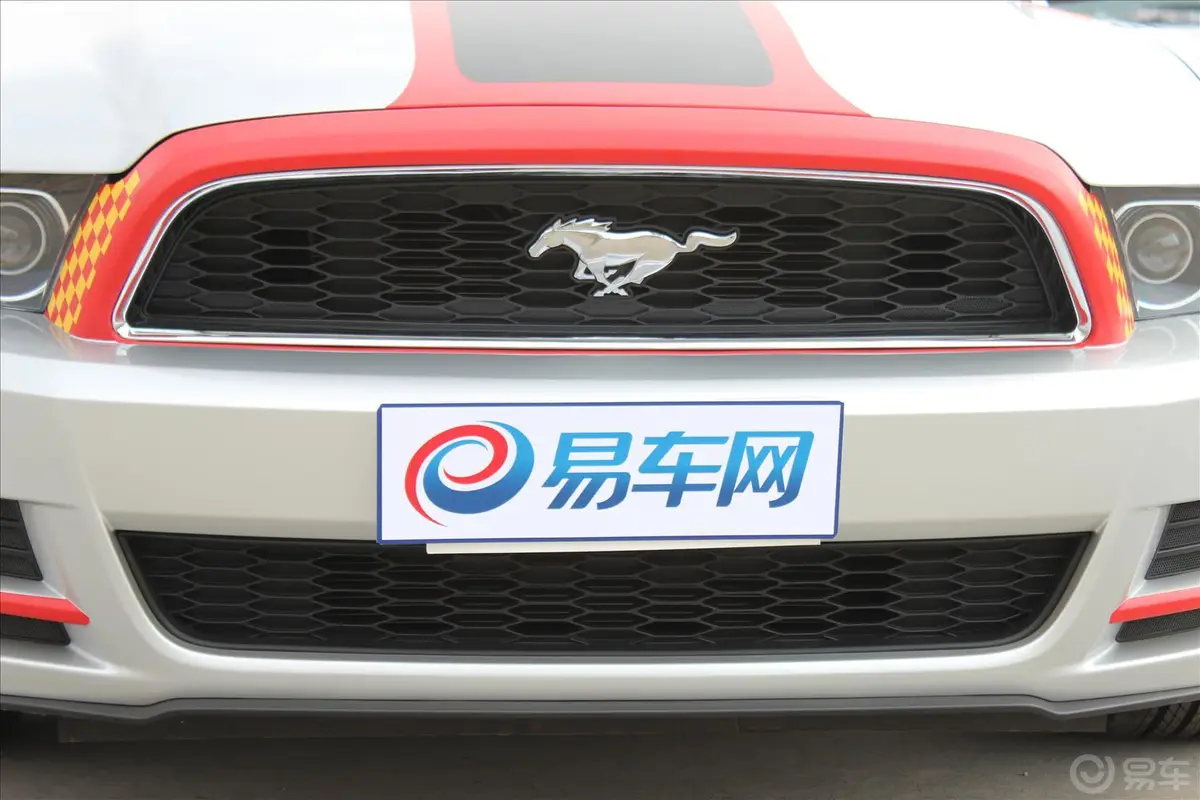 Mustang3.7L 自动 V6前格栅侧俯拍