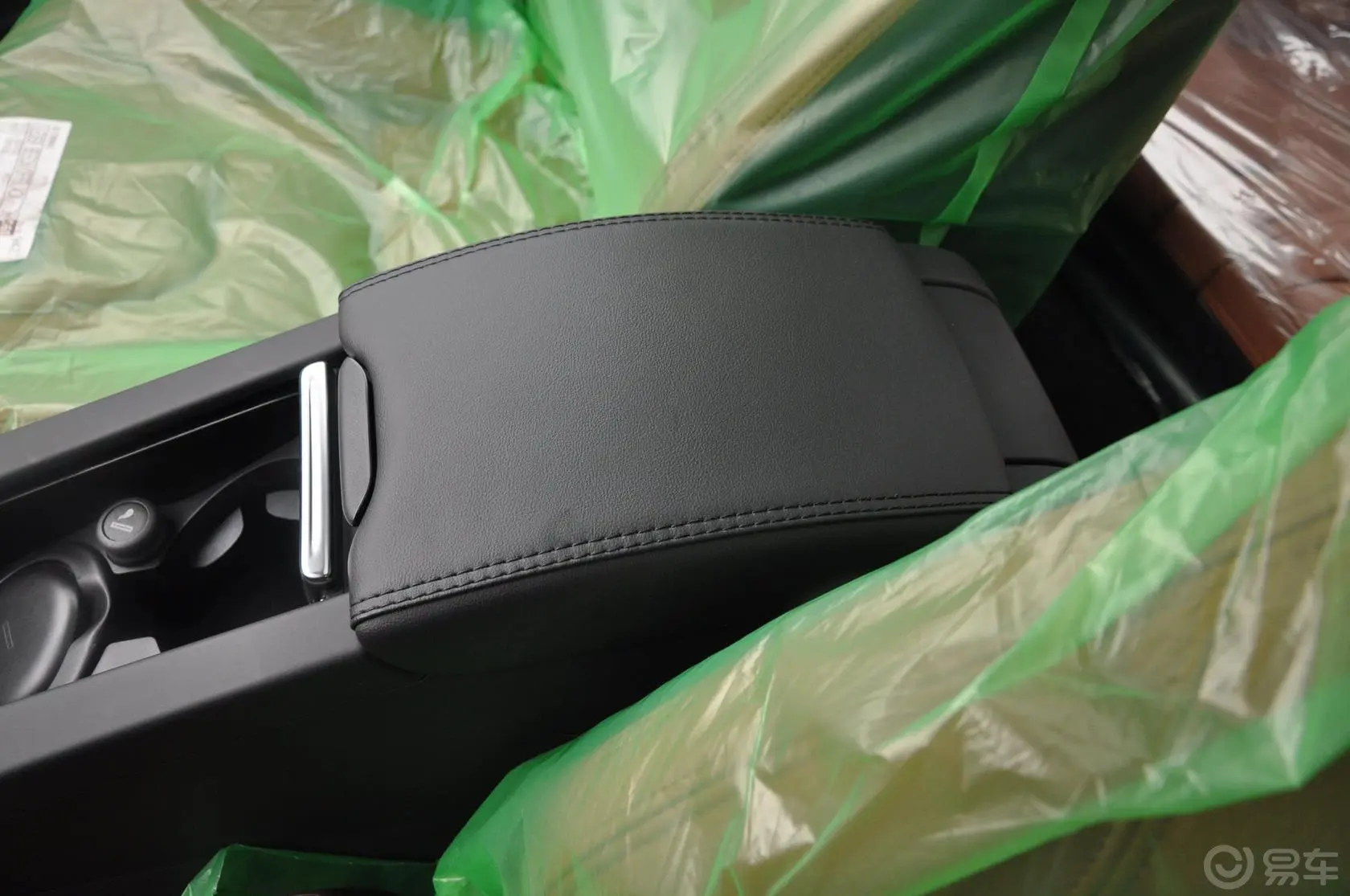 沃尔沃S60(进口)2.0T 手自一体 T5 舒适版前排中央扶手箱