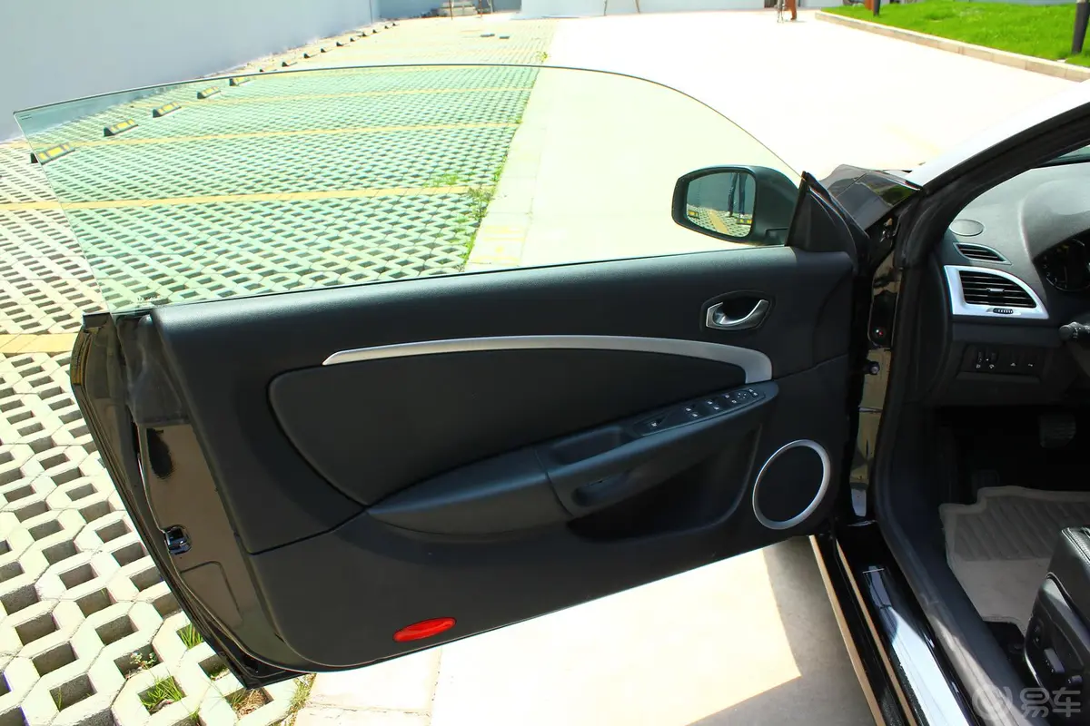 梅甘娜CC 2.0L CVT 时尚导航版驾驶员侧车门内门板