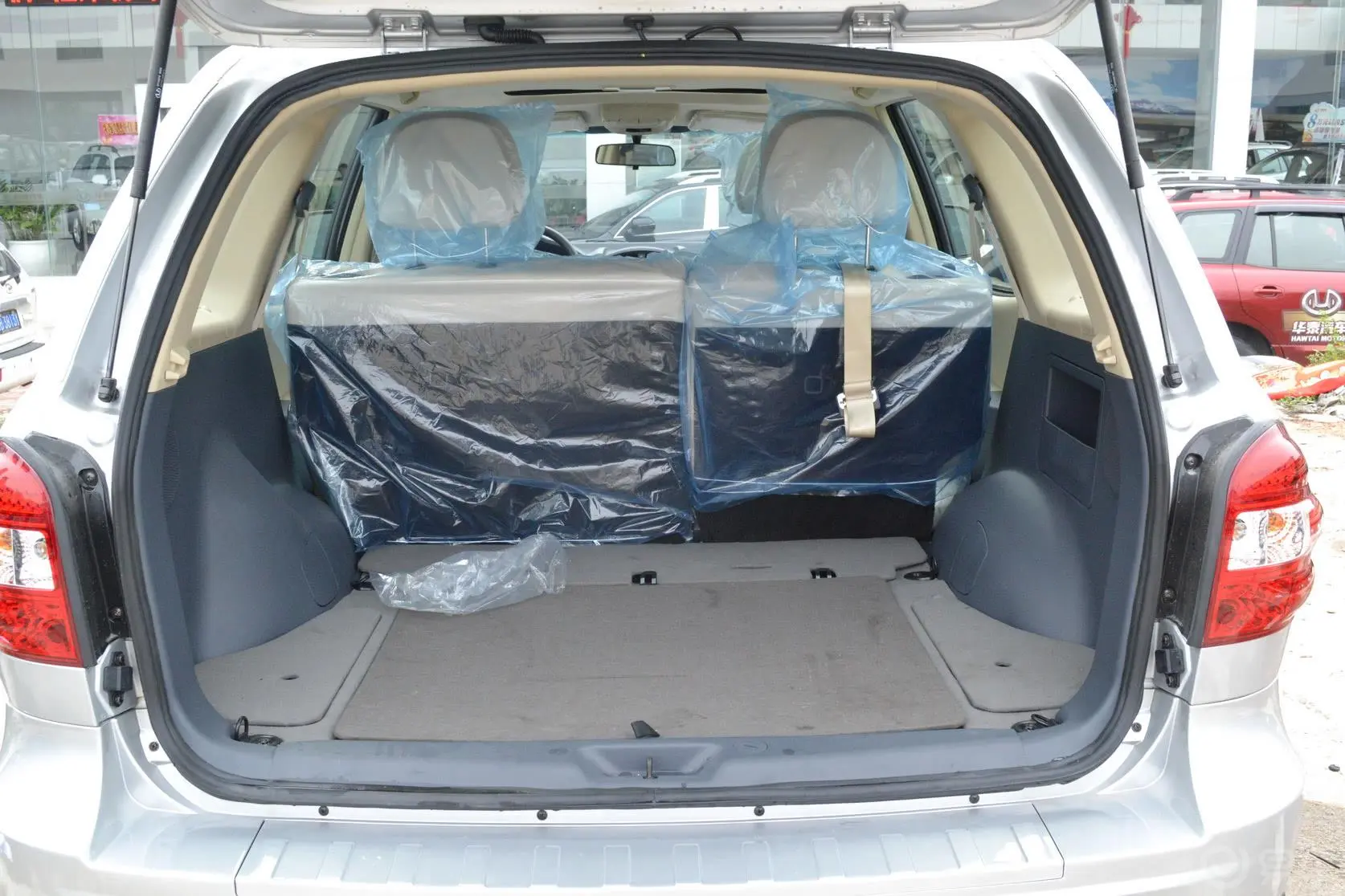 经典圣达菲2.0T 手动 两驱 天窗版 柴油行李箱空间