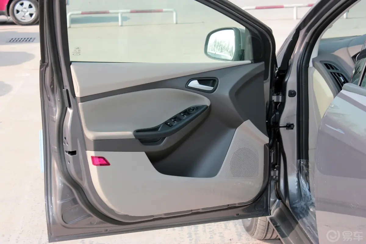 福克斯三厢 1.6L 手动 舒适型驾驶员侧车门内门板