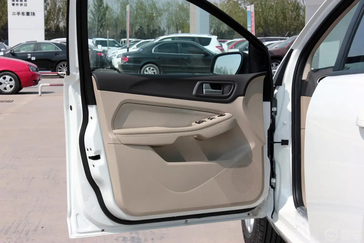 福克斯三厢 经典款 1.8L 自动 基本型驾驶员侧车门内门板