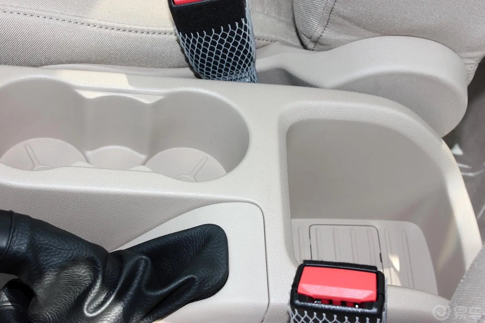 福克斯三厢 经典款 1.8L 自动 基本型前排中央扶手箱