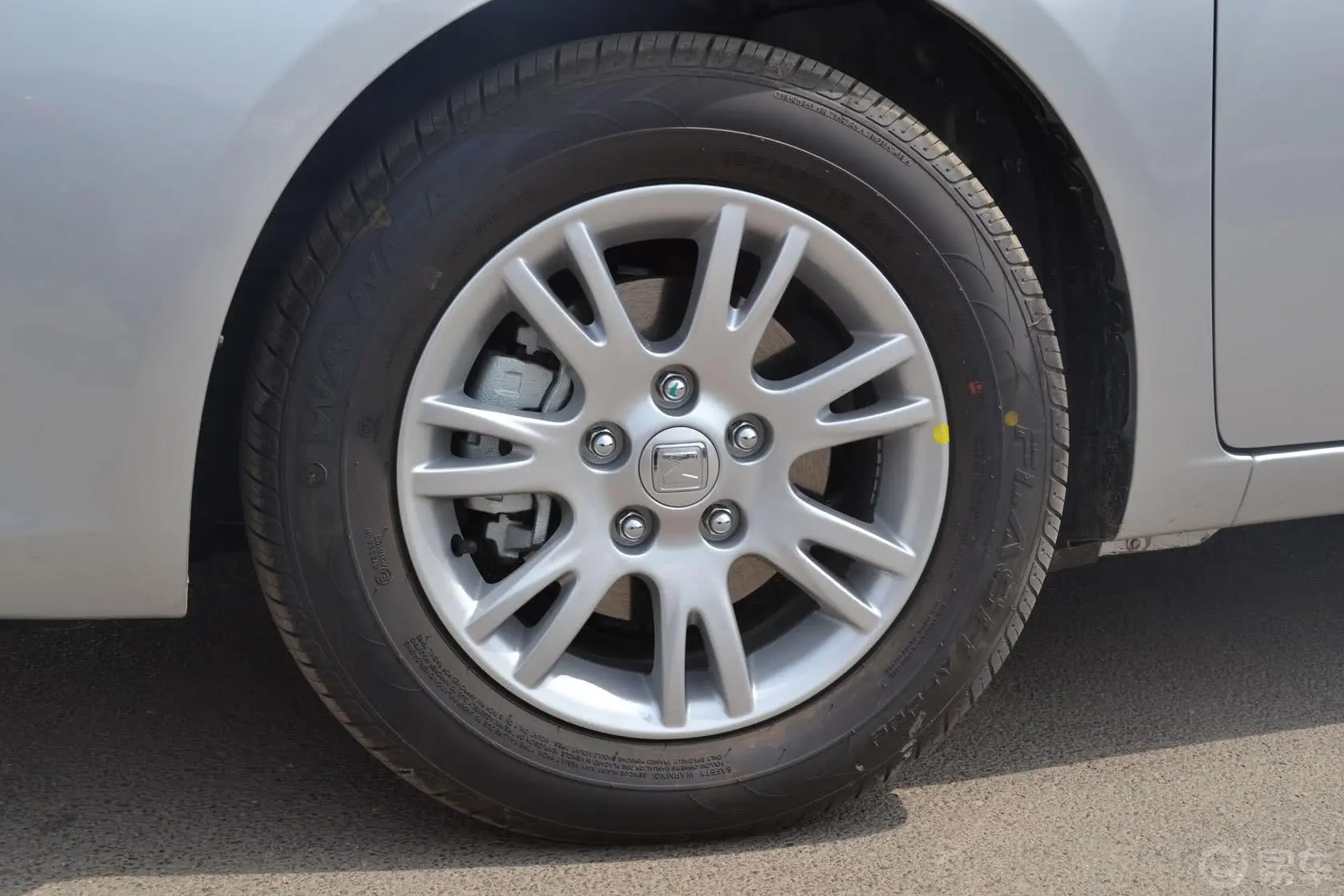 众泰Z3001.6L 自动 尊贵型轮圈