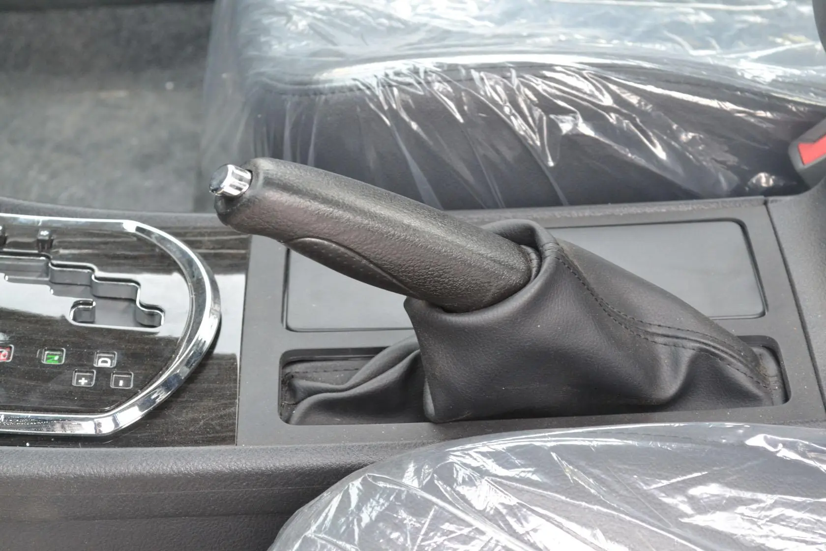 众泰Z3001.6L 自动 尊贵型驻车制动（手刹，电子，脚刹）