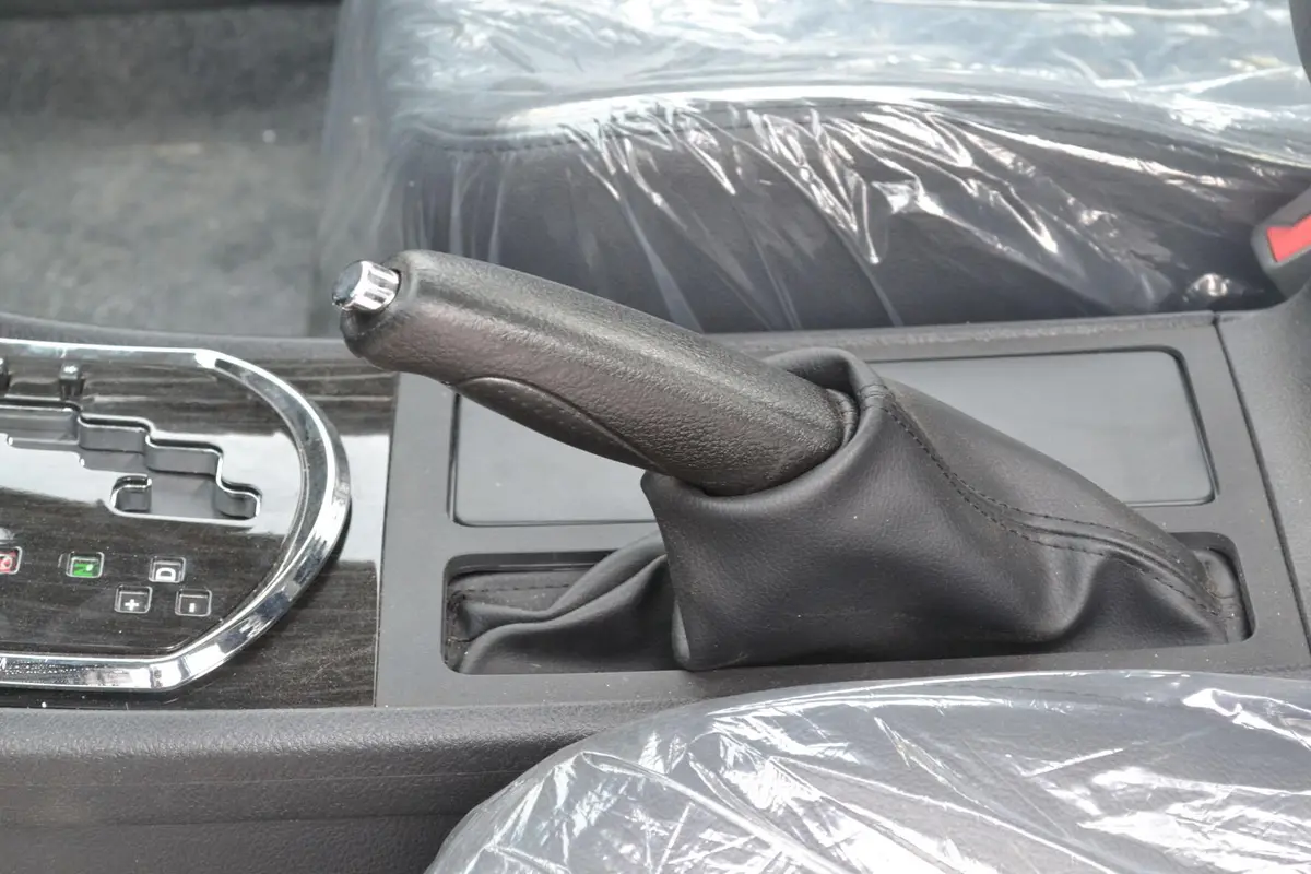 众泰Z3001.6L 自动 尊贵型驻车制动（手刹，电子，脚刹）