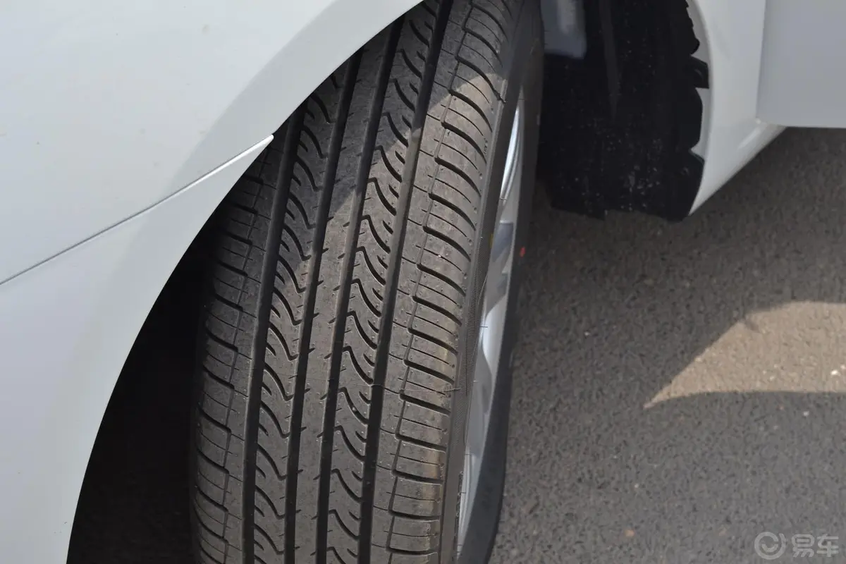 众泰Z3001.6L 自动 精英型轮胎花纹