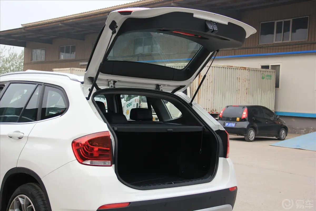 宝马X1xDrive28i X设计套装行李厢开口范围