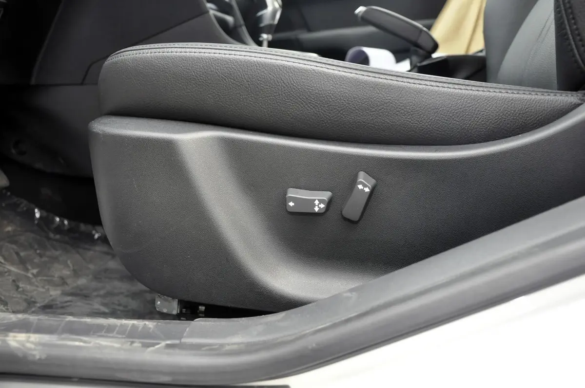 雪铁龙C4L1.8L 自动 劲驰版座椅调节键