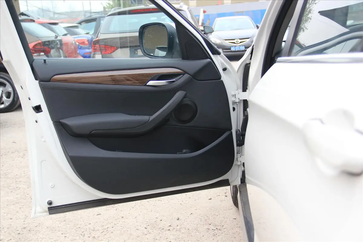 宝马X1xDrive28i X设计套装驾驶员侧车门内门板