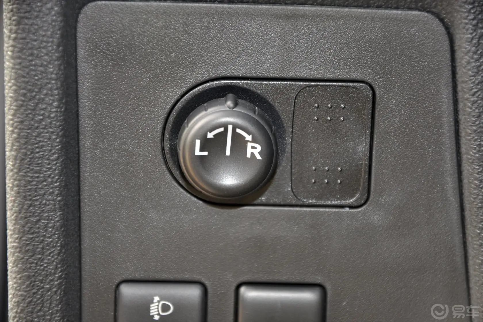 逍客2.0 XL 火 MT 2WD外后视镜控制键
