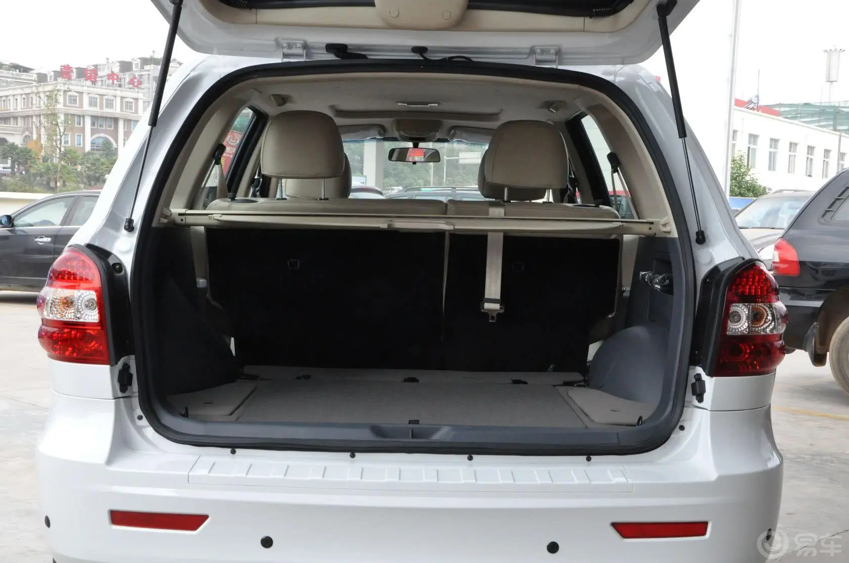 经典圣达菲1.8T 手动 两驱 导航版行李箱空间