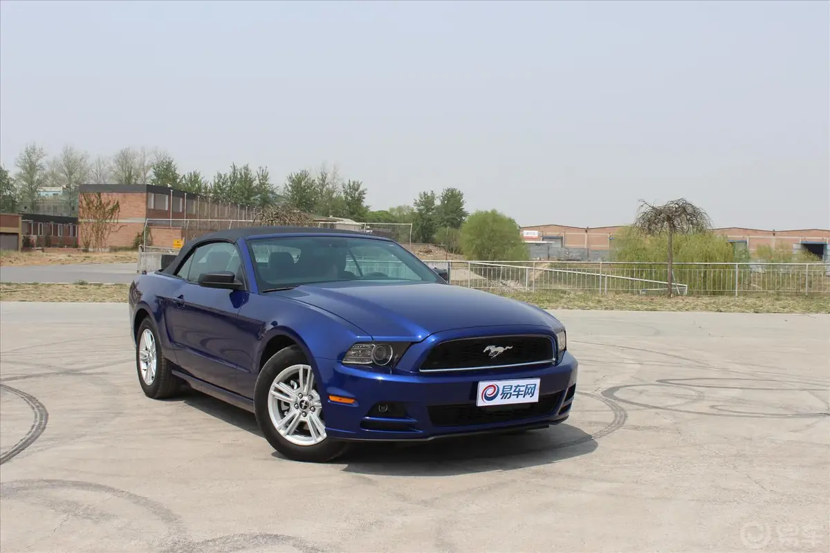 Mustang3.7L 自动 V6侧前45度车头向右水平