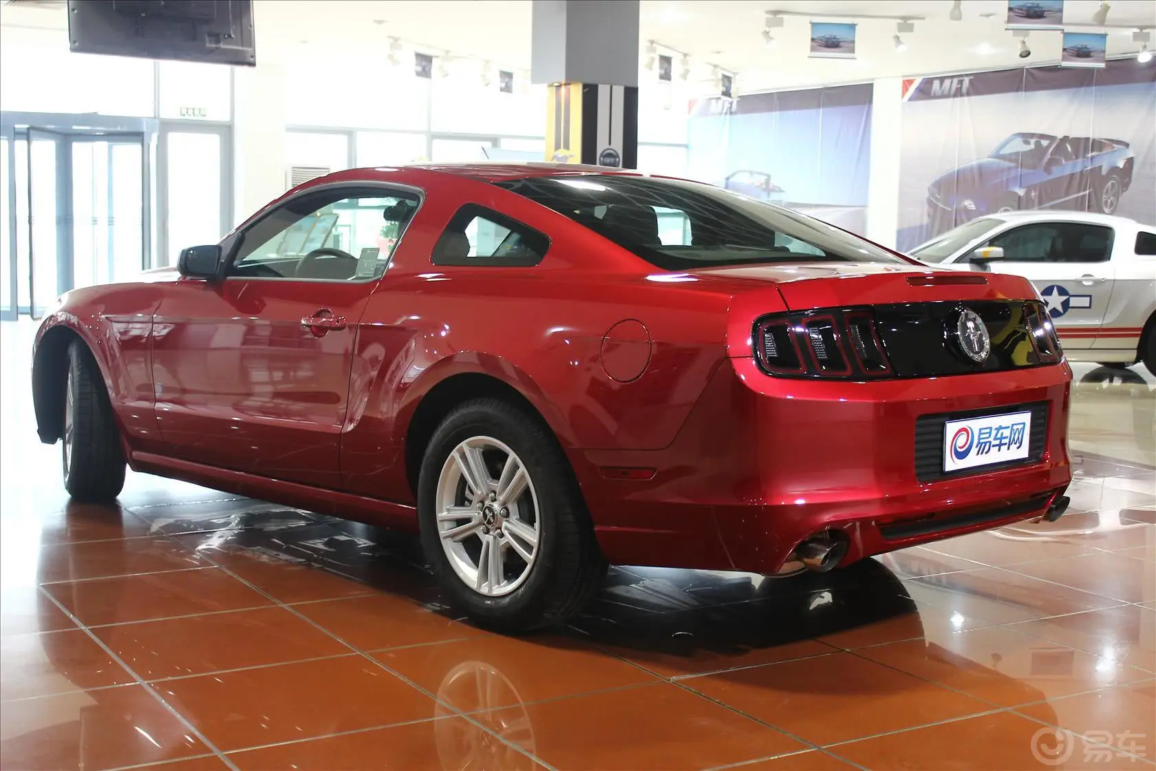 Mustang3.7L 自动 V6侧后45度车头向左水平