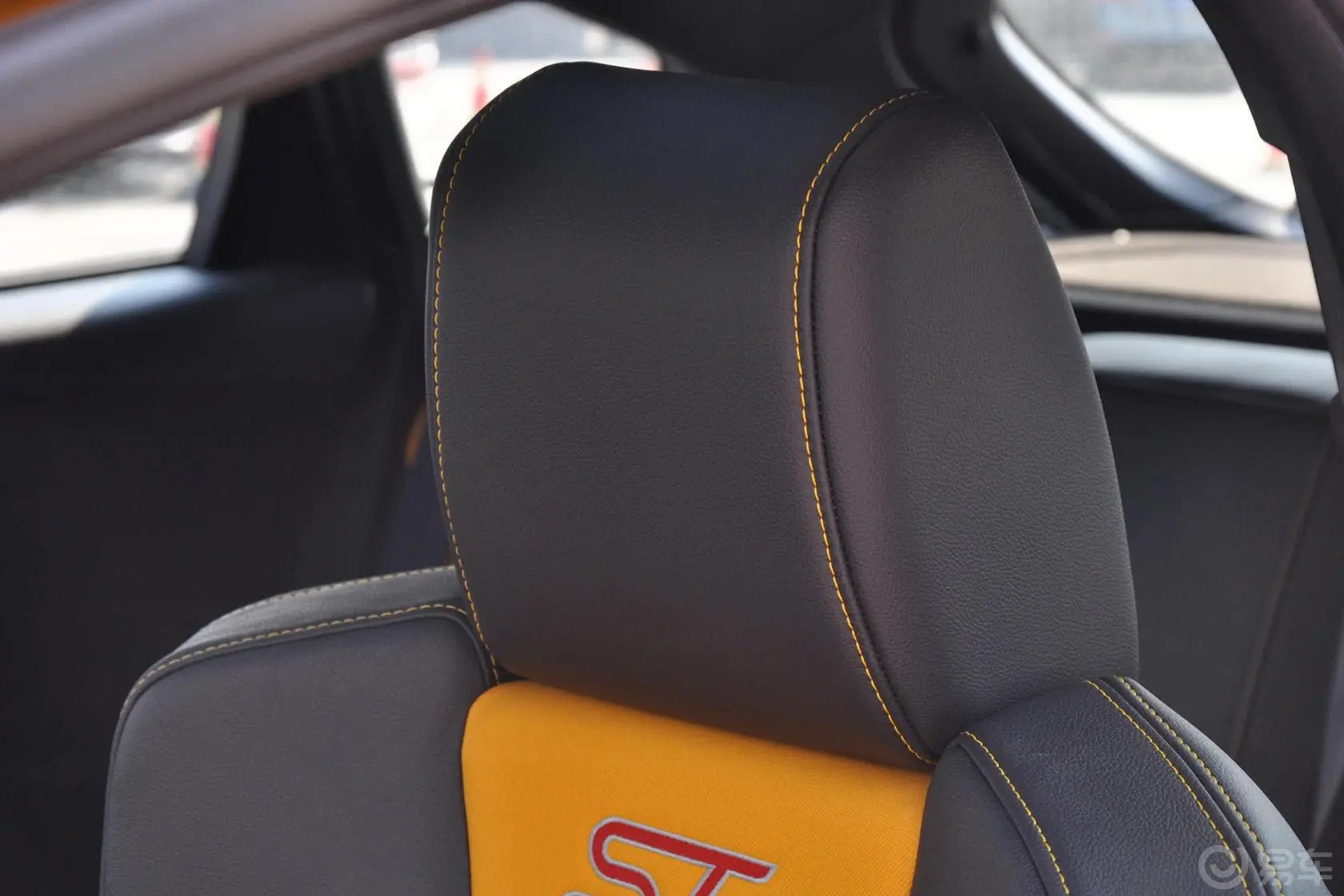 福克斯(进口)ST 2.0T 手动 橙色版驾驶员头枕