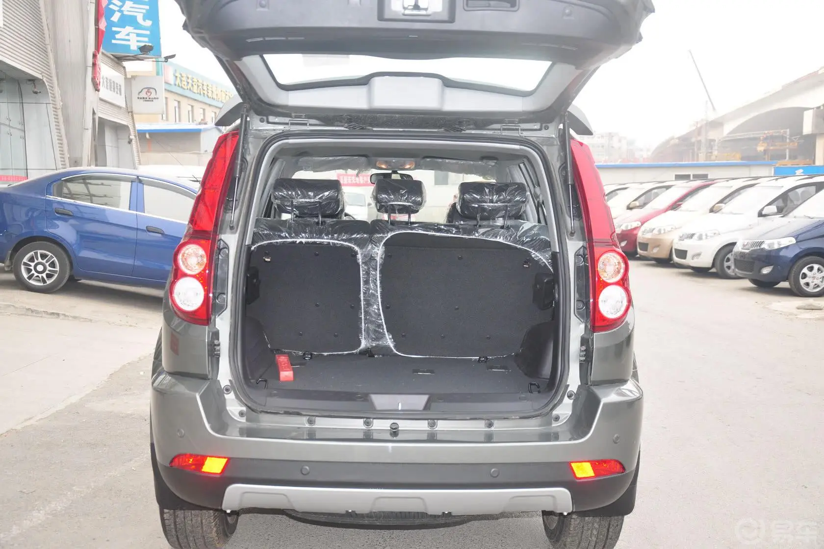 哈弗H5经典欧风版 2.4 四驱 超豪华型行李箱空间