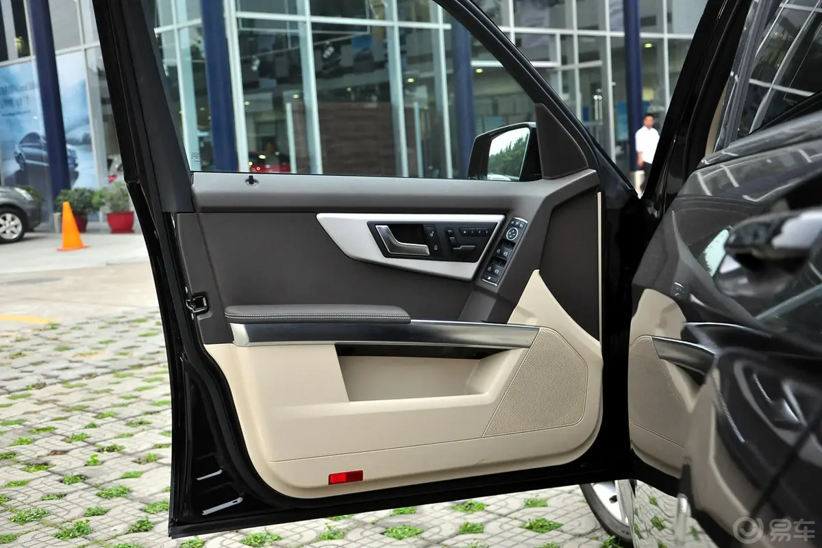 奔驰GLK级GLK 300 3.0L 自动 动感型驾驶员侧车门内门板