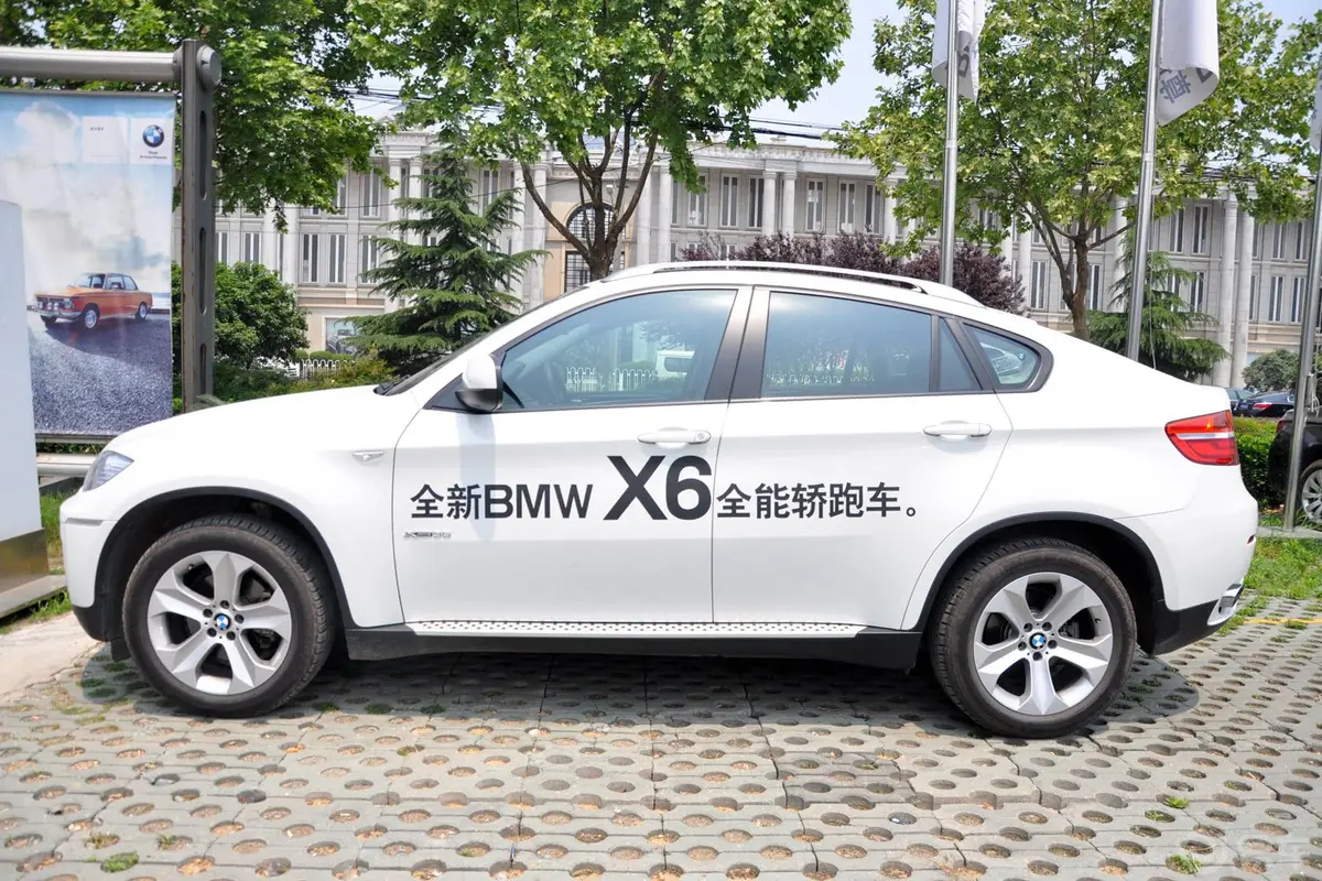 宝马X6xDrive35i正侧车头向左水平