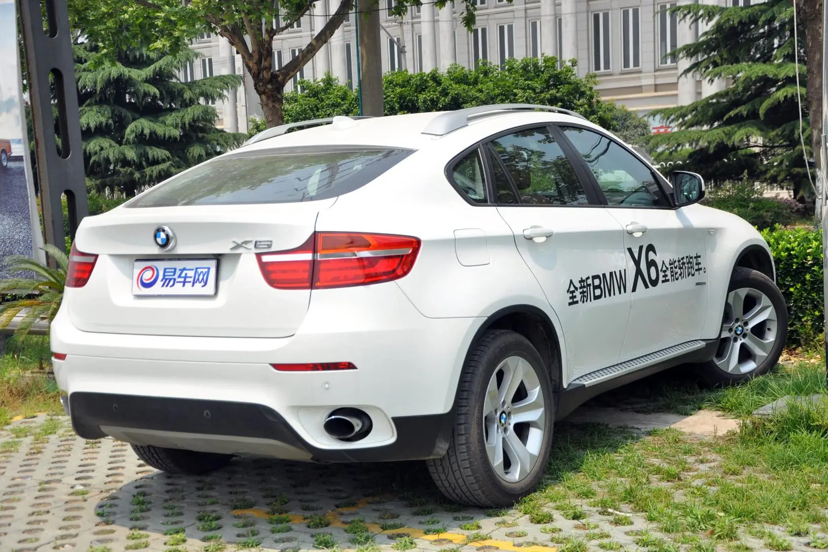 宝马X6xDrive35i侧后45度车头向右水平