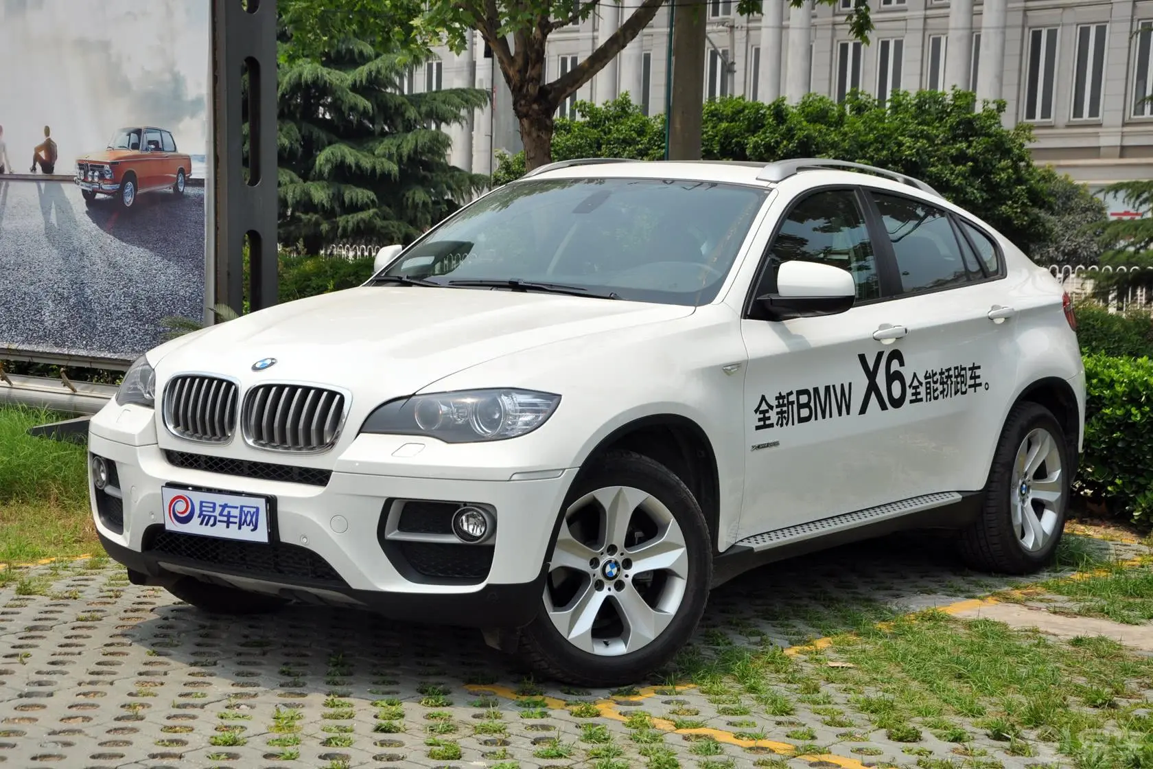 宝马X6xDrive35i侧前45度车头向左水平