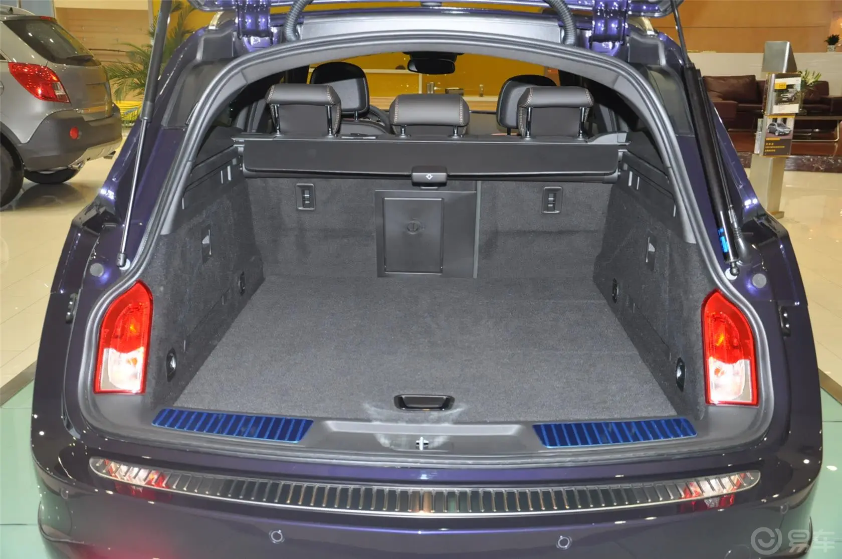 英速亚2.0T 自动 四驱 运动型行李箱空间