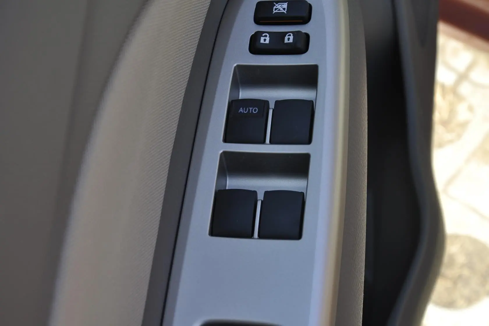 威驰1.6L GL-i 自动 型尚天窗版车窗升降键