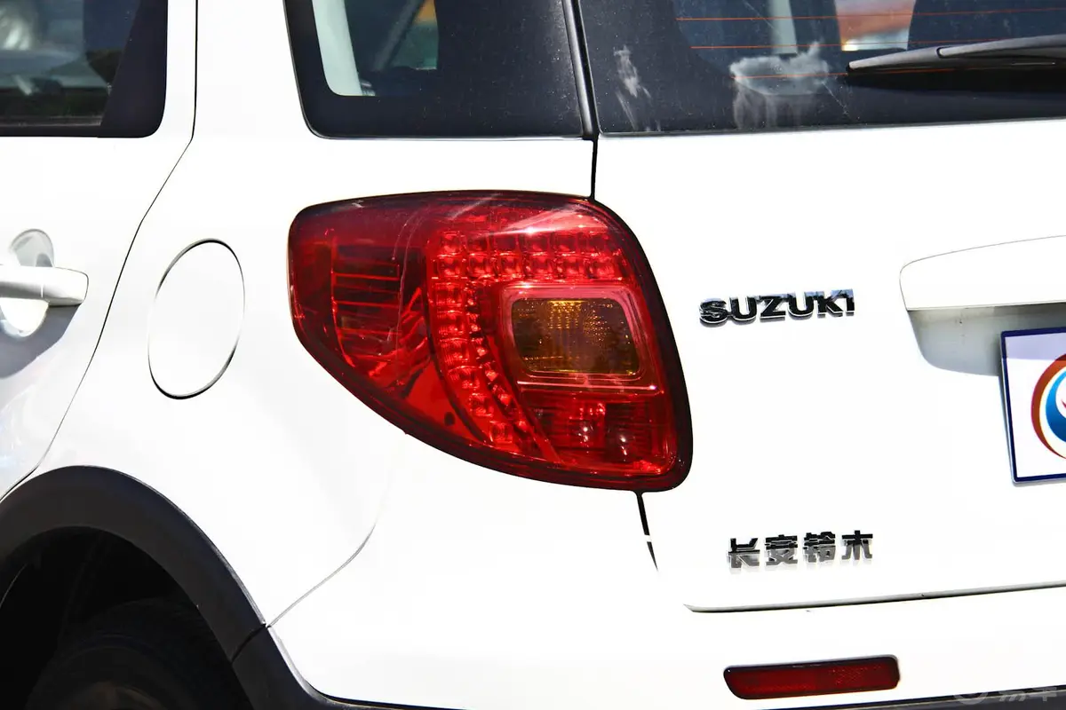 天语 SX4锐骑 1.6L 自动基本型尾灯侧45度俯拍