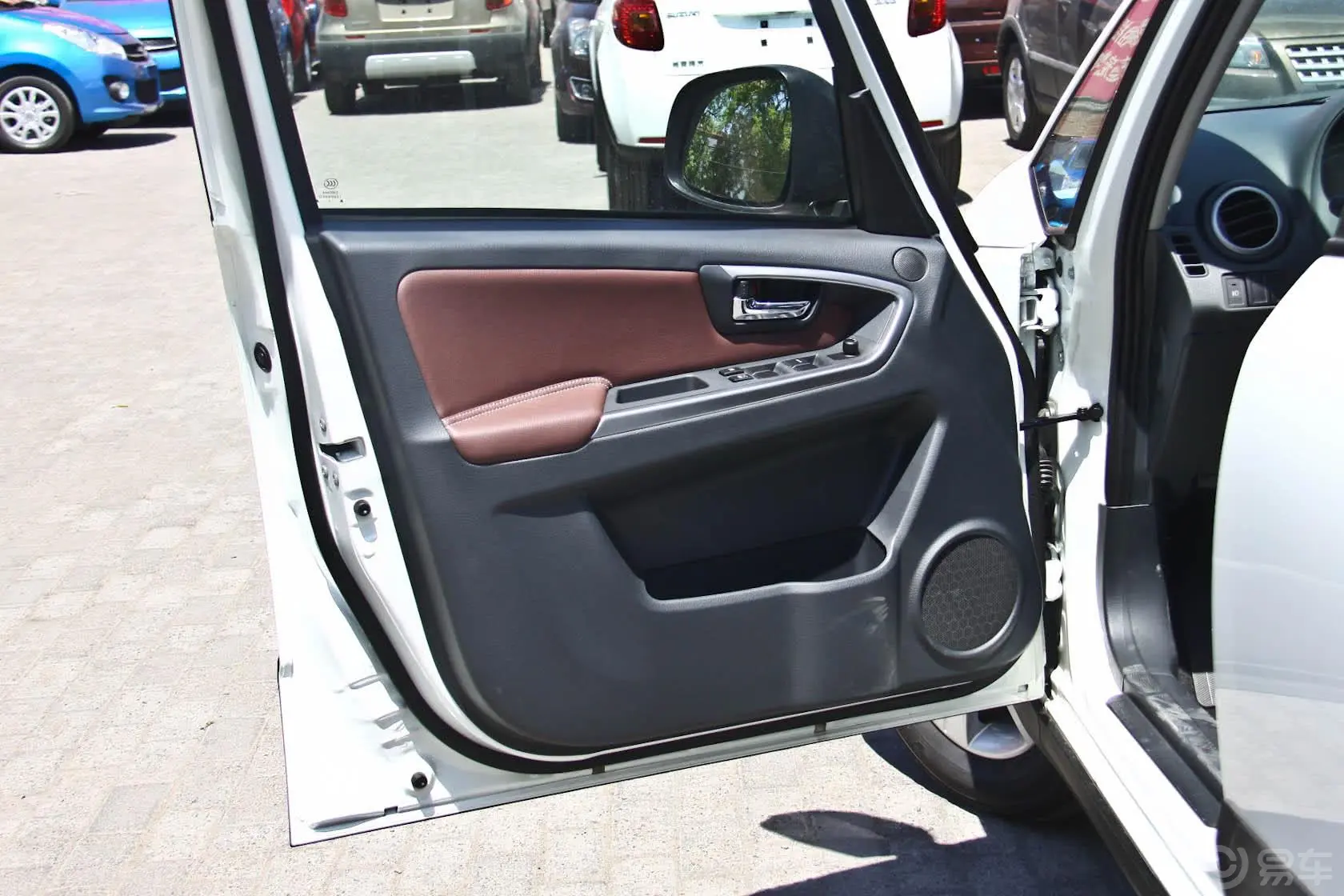 天语 SX4锐骑 1.6L 自动基本型驾驶员侧车门内门板