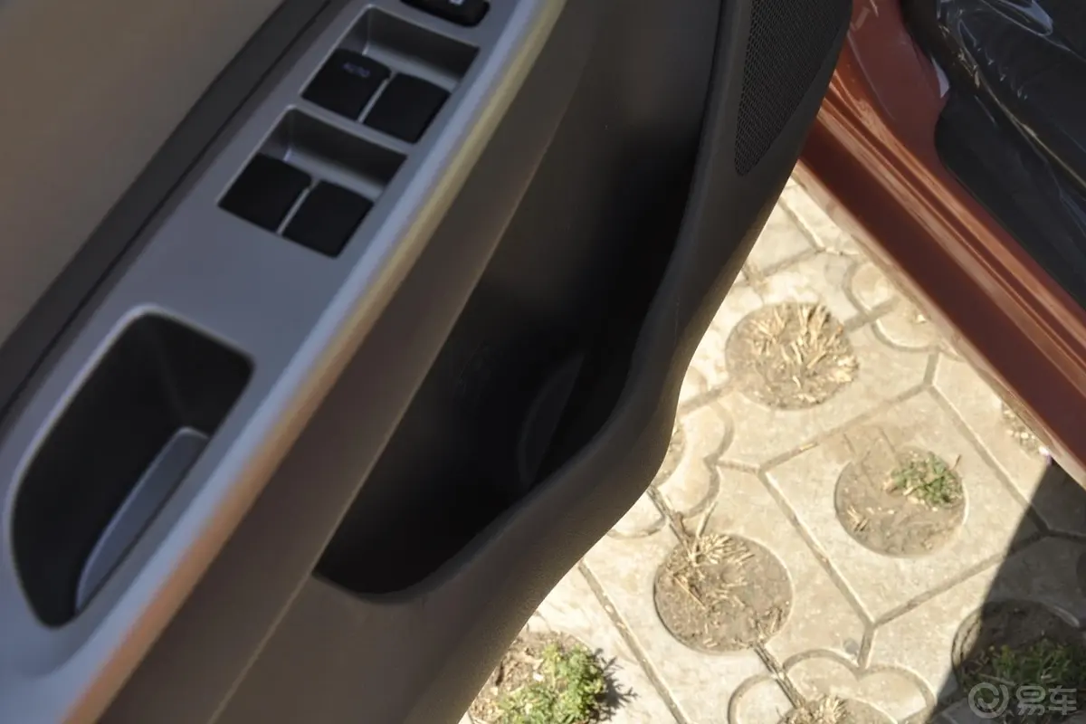 威驰1.6L GL-i 自动 型尚天窗版驾驶员门储物盒