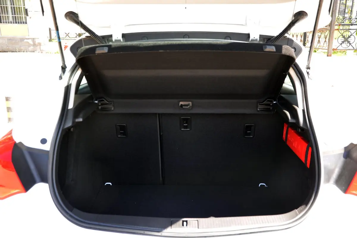 英朗XT 1.6T 自动 时尚运动型行李箱空间