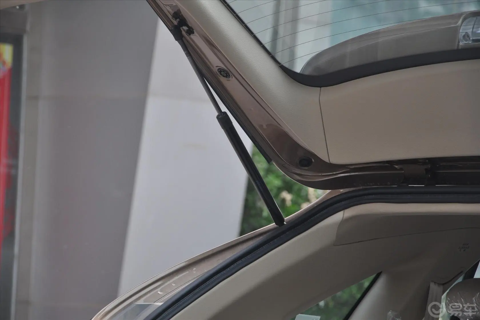 比亚迪S62.4L 自动 尊荣型 劲悦版行李厢支撑杆