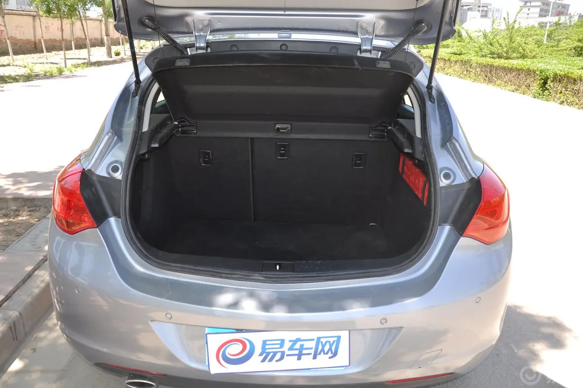 英朗XT 1.6T 自动 时尚运动型行李箱空间