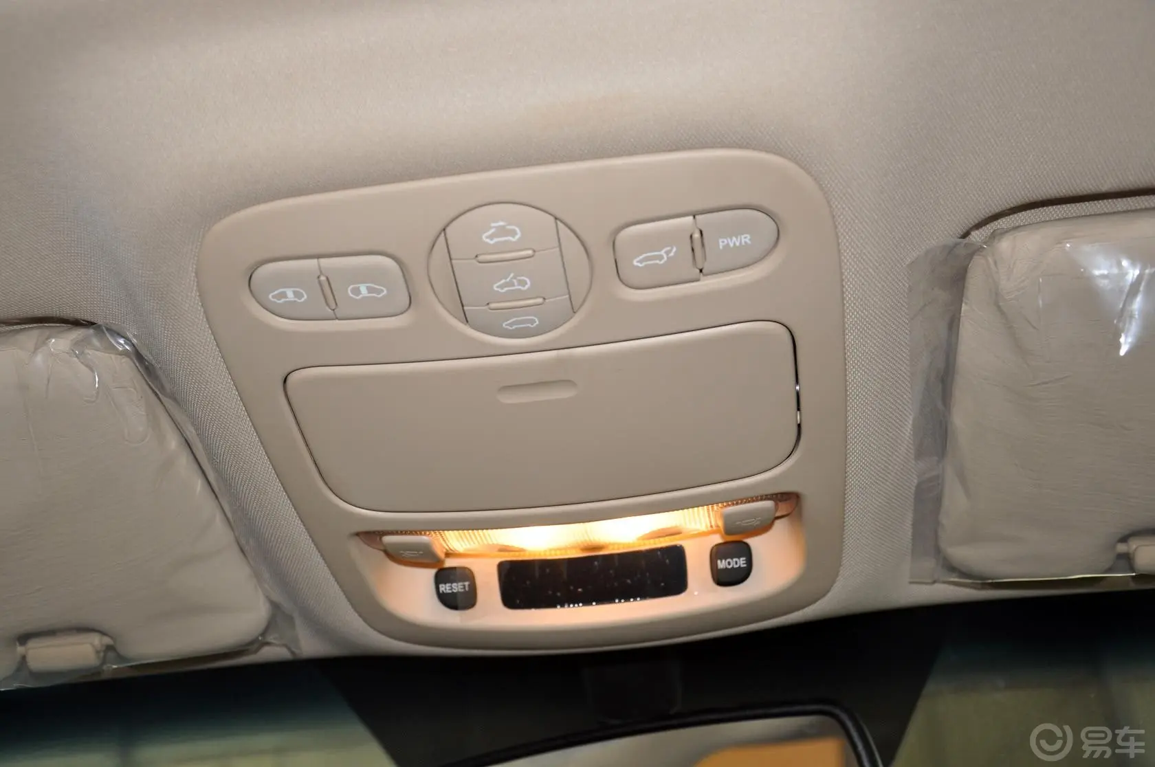 起亚VQ2.7 汽油 舒适版前排车顶中央控制区