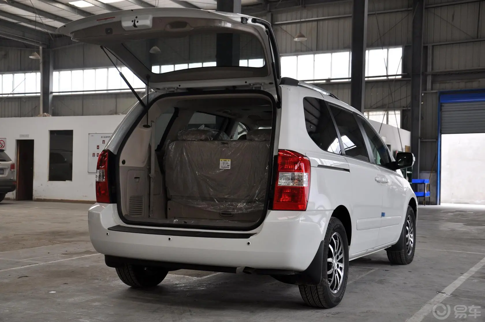 起亚VQ2.7 汽油 舒适版行李厢开口范围