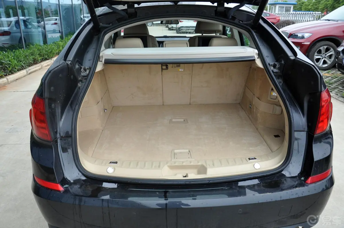 宝马5系GT535i xDrive 豪华型行李箱空间