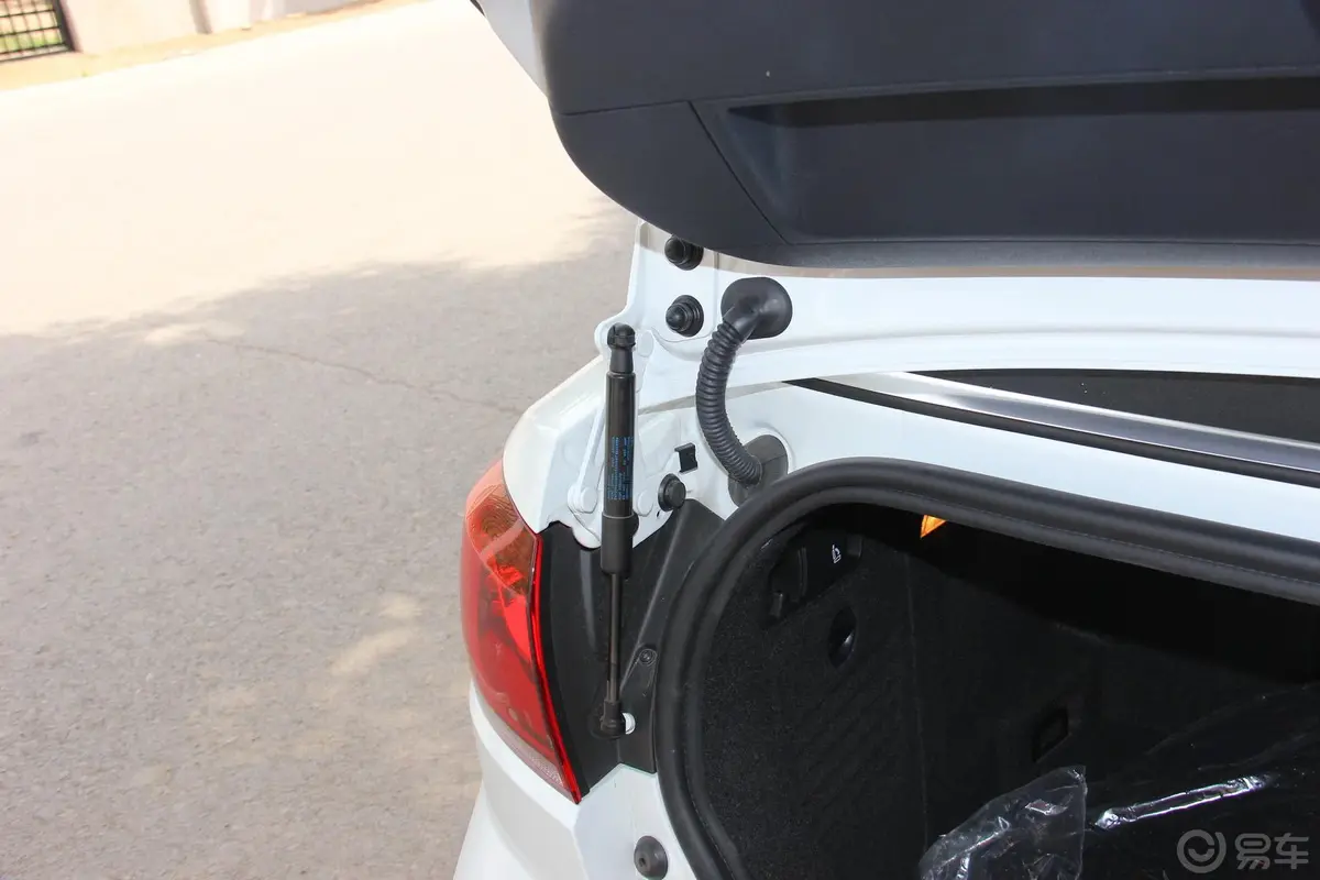 高尔夫(进口)2.0L 自动 GTI 敞篷版行李厢支撑杆