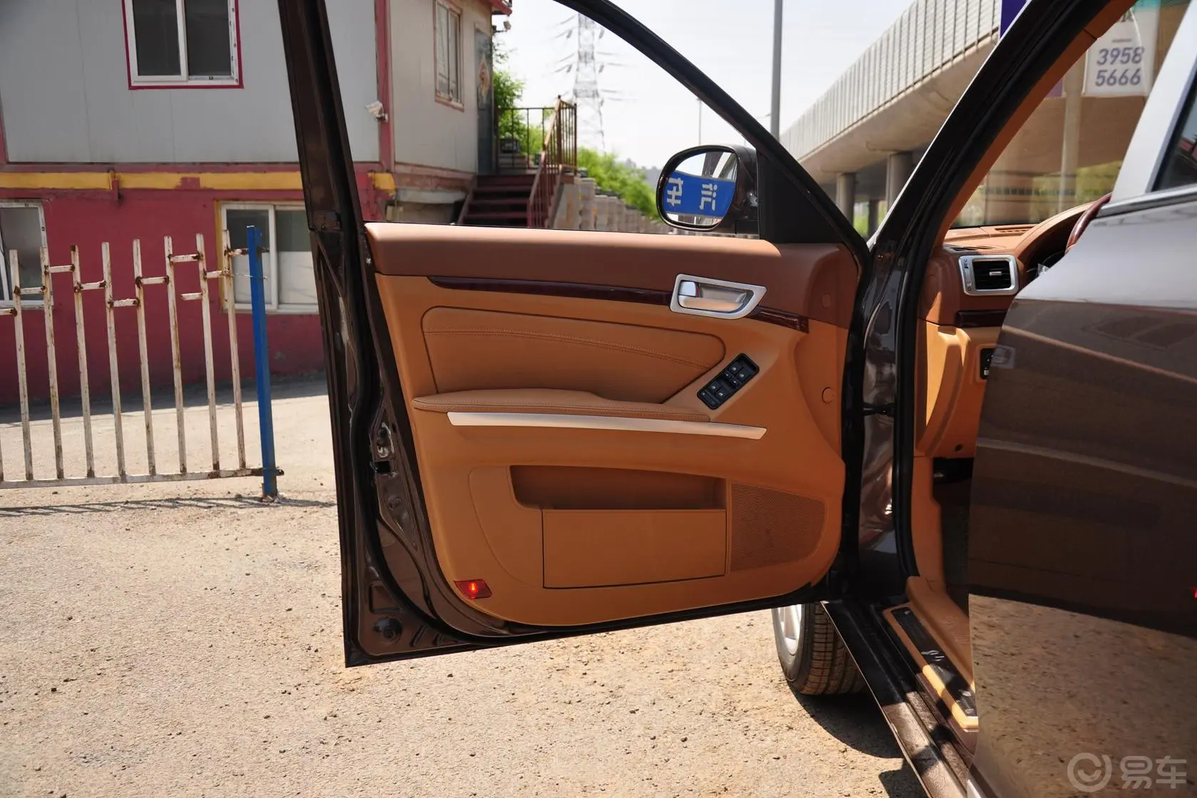 宝利格1.8T 自动 两驱 智汇版驾驶员侧车门内门板