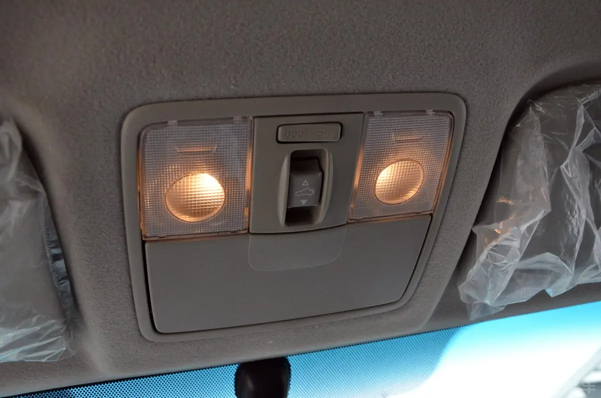 福瑞迪1.6L 自动 Premium前排车顶中央控制区