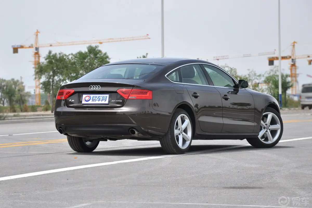 奥迪A5Sportback 40TFSI侧后45度车头向右水平