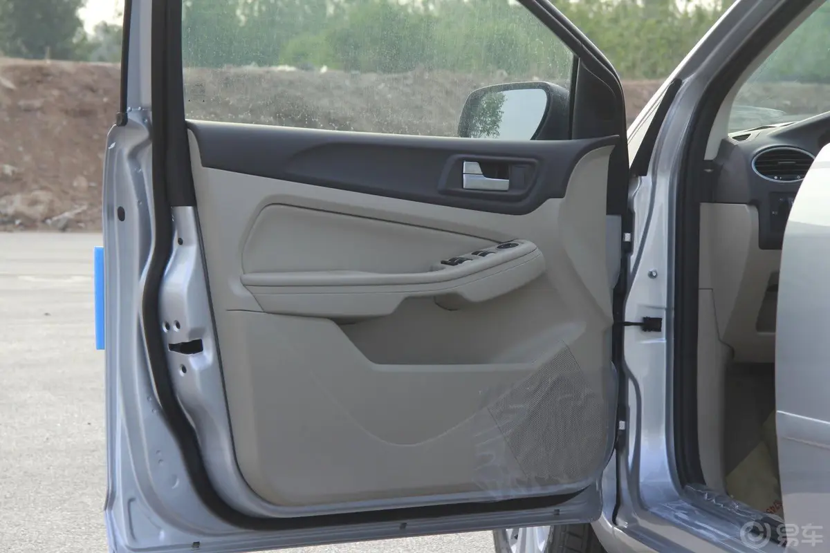 福克斯三厢 经典款 1.8L 手动 时尚型驾驶员侧车门内门板
