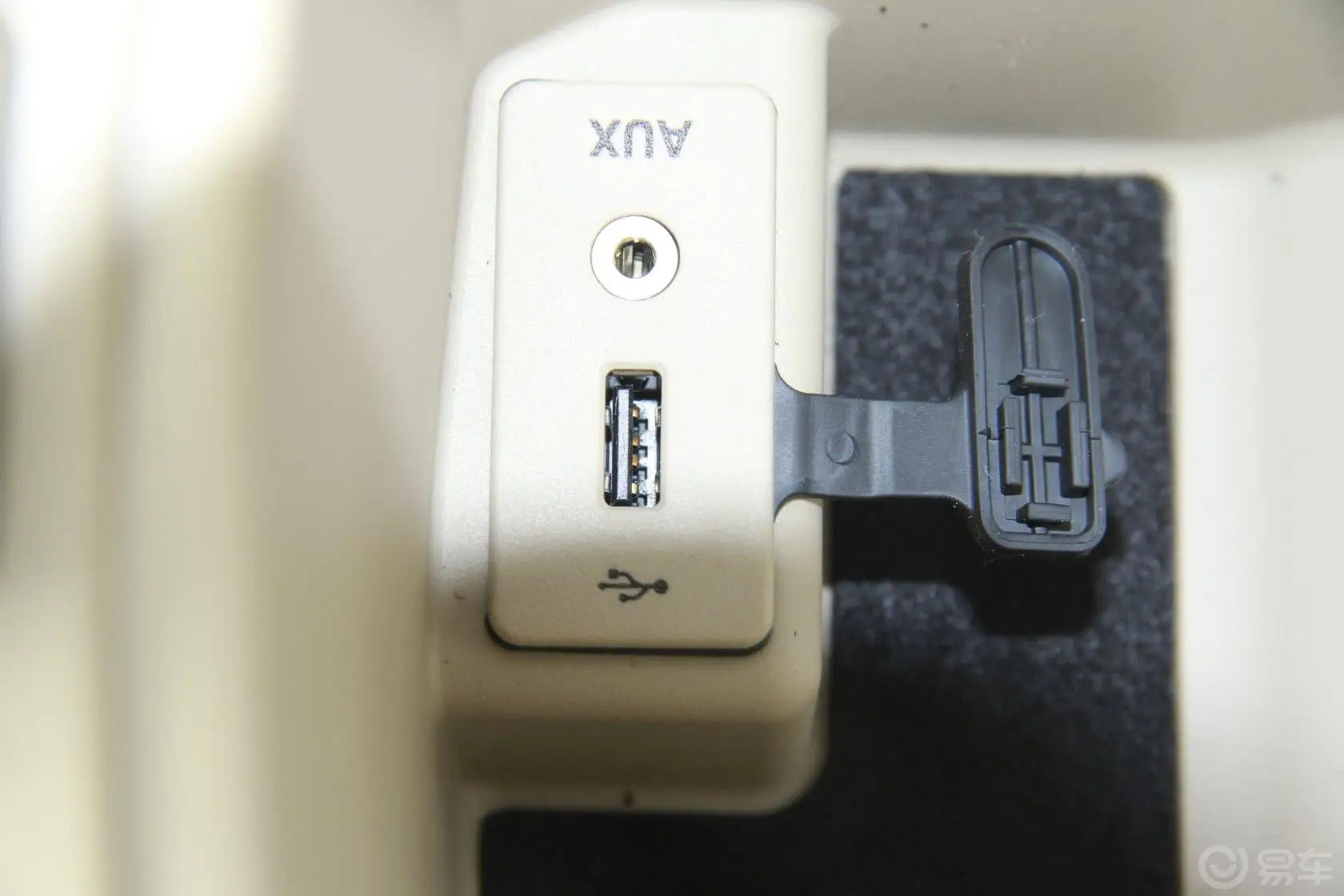 福克斯三厢 经典款 1.8L 手动 时尚型USB接口