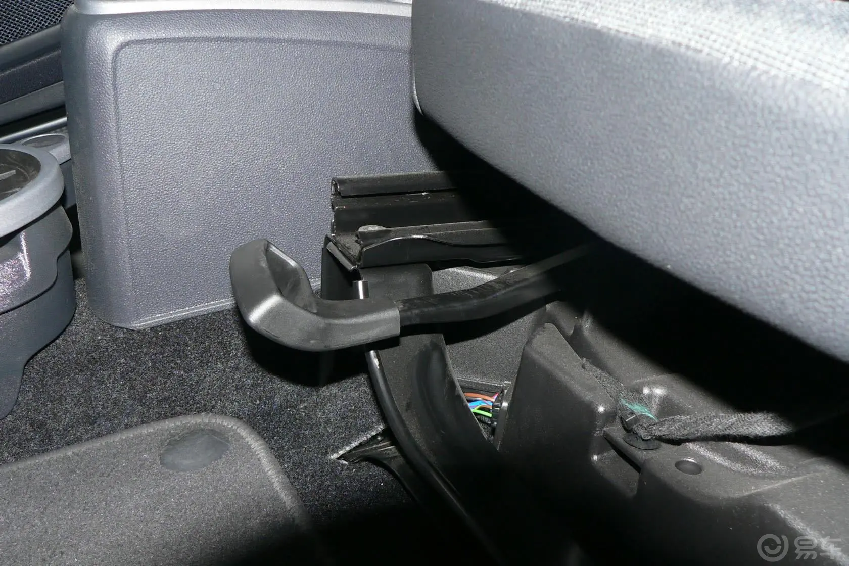 smart fortwo1.0L MHD 敞篷激情版座椅调节键