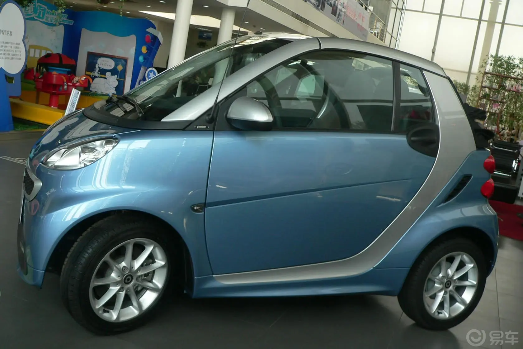 smart fortwo1.0L MHD 敞篷激情版正侧车头向左水平