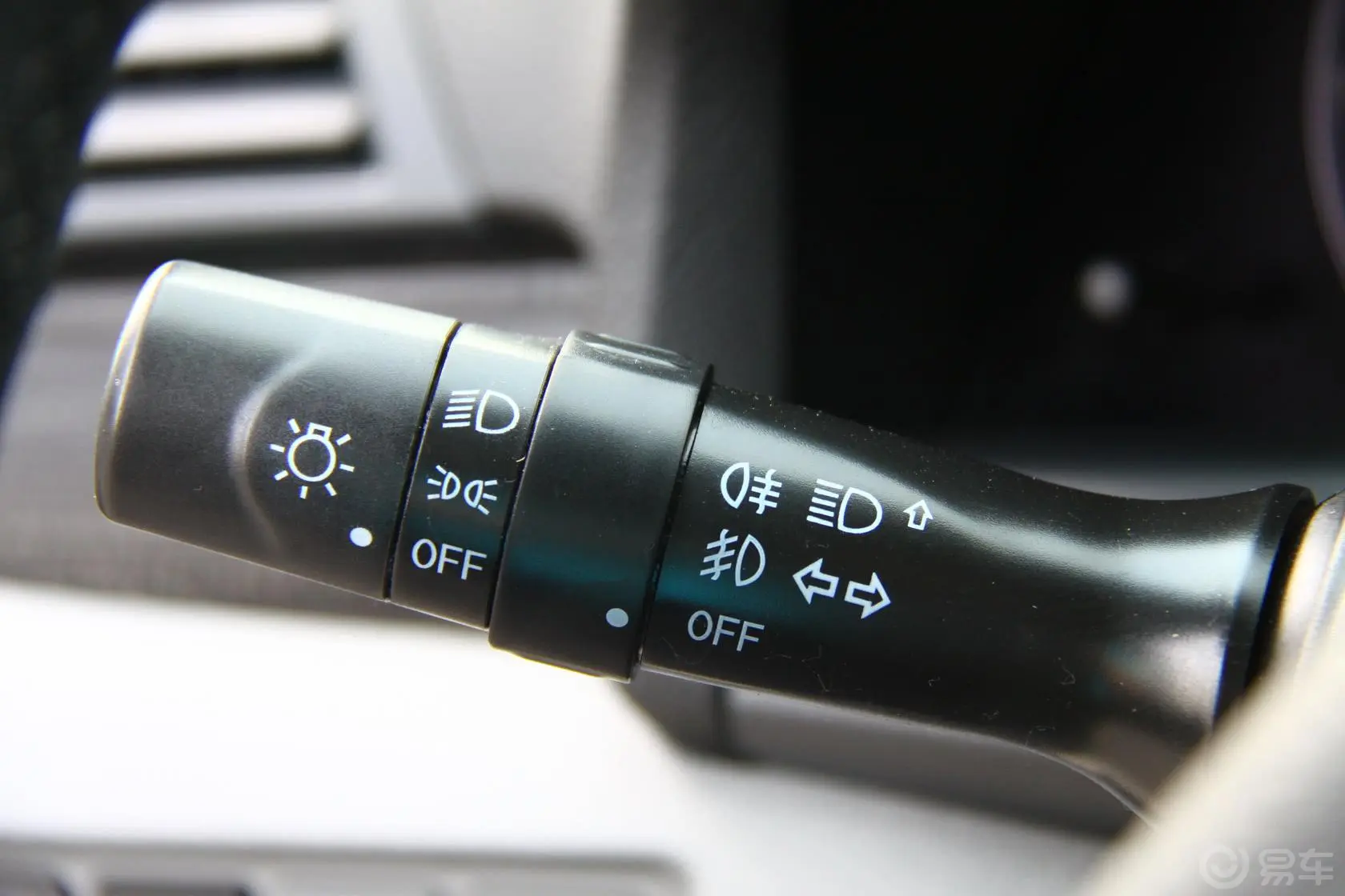 众泰Z3001.6L 自动 尊贵型大灯远近光调节柄